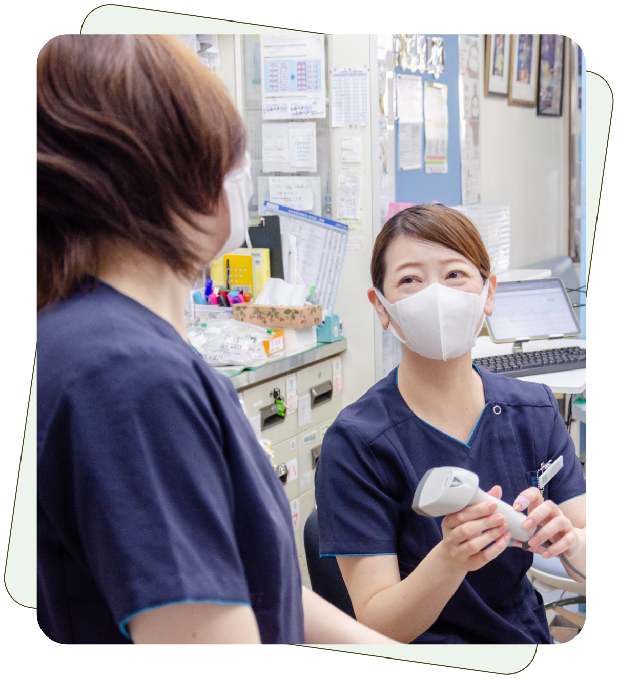 スタッフの談笑の様子